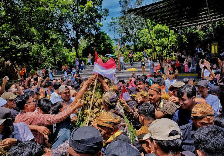 Grebeg Syawal Solo, Gunungan Ketupat Jadi Rebutan Ribuan Warga