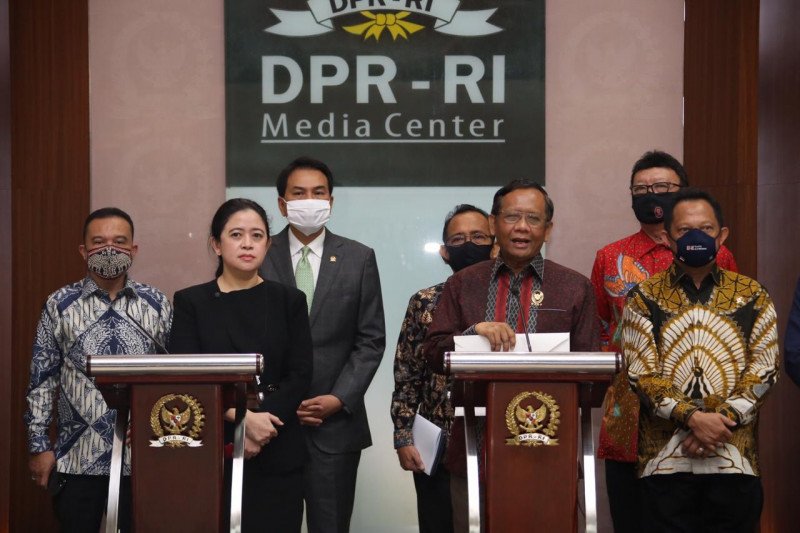 Menkopolhukam Mahfud MD berama Ketua DPR Puan Maharani, saat penyerahan Surat Presiden terkait RUU BPIP di Kompleks Parlemen, DPR, Kamis. (16/7/2020) (Puspen Kemendagri).