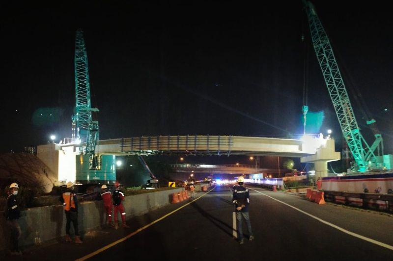 Pasang Gelagar Jembatan Tol Japek II, Jasa Marga Alihkan Arus Tol Arah Jakarta dan Bandung