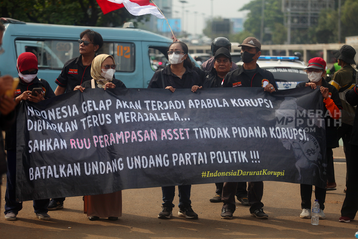 Aksi sejumlah massa menggelar unjuk rasa menutut sahkan RUU Perampasan Aset di depan Gerbang Utama Kompleks Parlemen, Senayan, Jakarta Pusat, Senin (15/9/2025).