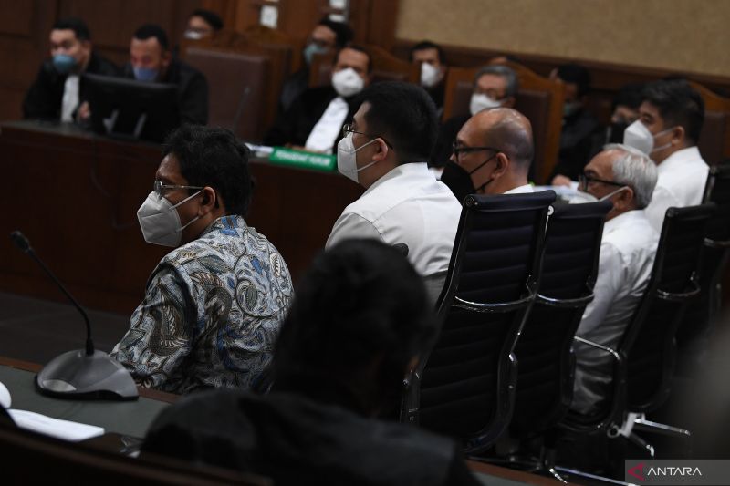 Mantan Dirjen Perdagangan Luar Negeri KemendagÊIndra Sari Wisnu Wardhana (kiri), anggota Tim Asistensi Menteri Koordinator Bidang Perekonomian Weibinanto Halimdjati alias Lin Che Wei (kanan), Komisaris PT. Wilmar Nabati Indonesia Master Palulian Tumanggor (kedua kanan), Senior Manager Corporate Affair PT Victorindo Alam Lestari Stanley MA (kedua kiri) dan GM Bagian General Affair PT Musim Mas Pierre Togar Sitanggang (tengah) menjalani sidang dakwaan di Pengadilan Tipikor, Jakarta, Rabu (31/8/2022). Kelimanya didakwa melakukan tindak pidana korupsi dalam kasus Persetujuan Ekspor (PE) Crude Palm Oil (CPO) dan turunannya sehingga menimbulkan kerugian keuangan negara senilai Rp6,047 triliun dan perekonomian negara sejumlah Rp12,312 triliun. ANTARA FOTO/Sigid Kurniawan/hp.