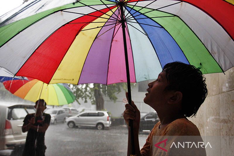 Pimpinan Daerah hingga Masyarakat Diminta Siaga Hadapi Cuaca Ekstrem sampai Akhir Pekan