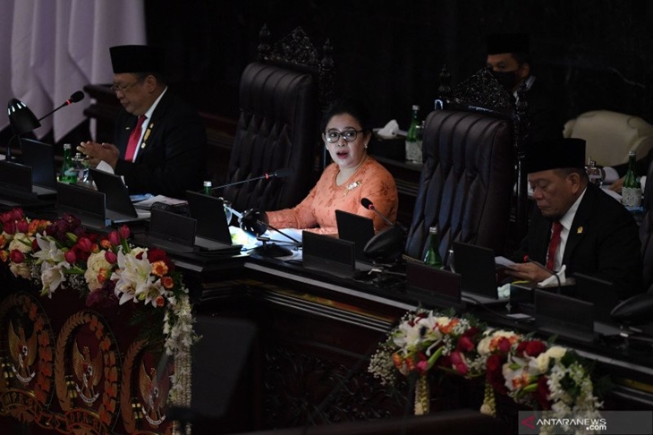 Ketua DPR Puan Maharani (tengah) didampingi Ketua MPR Bambang Soesatyo (kiri) dan Ketua DPD La Nyalla Mattalitti menyampaikan pidato pengantar dalam rangka Sidang Bersama DPR-DPD di Ruang Rapat Paripurna, Komplek Parlemen, Jakarta, Jumat (14/8/2020). ANTARA FOTO/Akbar Nugroho Gumay/pras