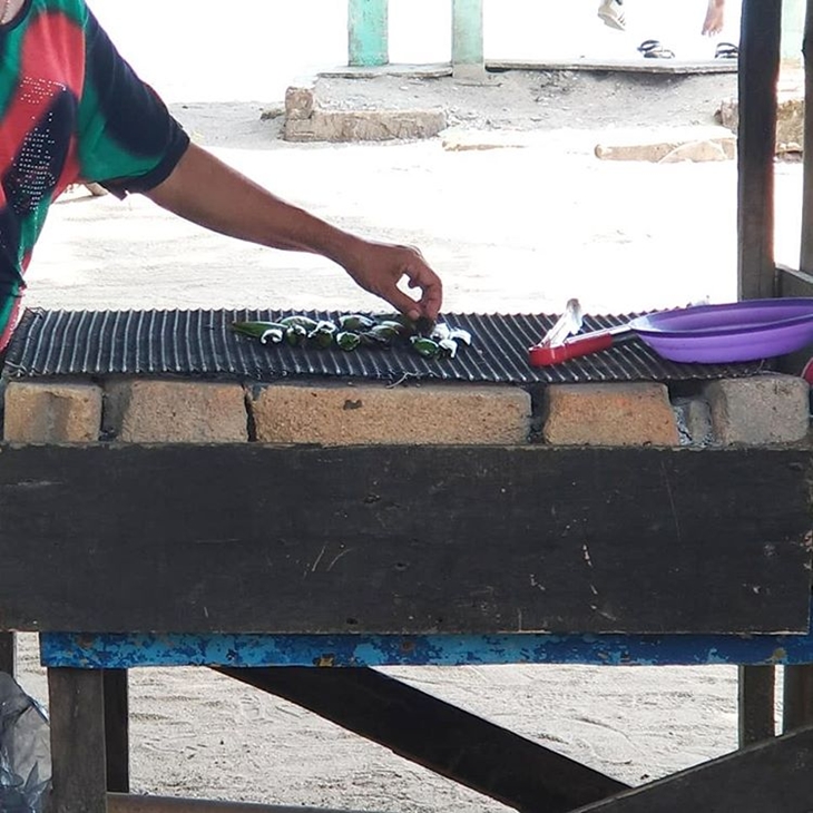 Kuliner di Pantai Tanjungkalian. (Foto: instagram.com/vly_90)