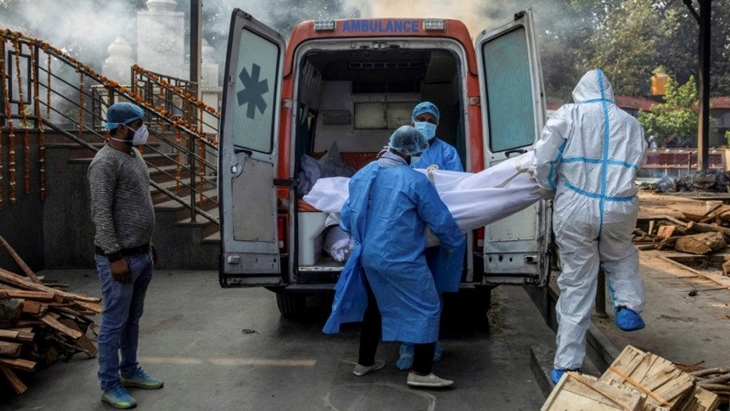 Tenaga kesehatan dan kerabat membawa jenazah seorang pria, meninggal akibat COVID-19, di New Delhi, (13/11/2020). ANTARA FOTO/REUTERS/Danish Siddiqui/WSJ/cfo 
