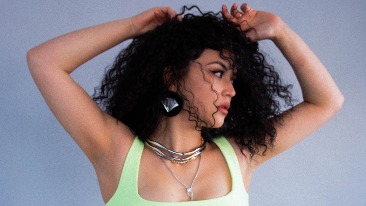 Karen Harding Lepaskan Album Debut 'Take Me Somewhere'