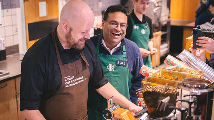 Kerja Total, CEO Starbucks Terjun Jadi Barista