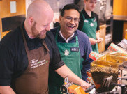 Kerja Total, CEO Starbucks Terjun Jadi Barista