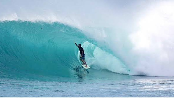 Bukan Cuma Bali, Nih 3 Spot Surfing Lain di Indonesia dengan Ombak Terbaik