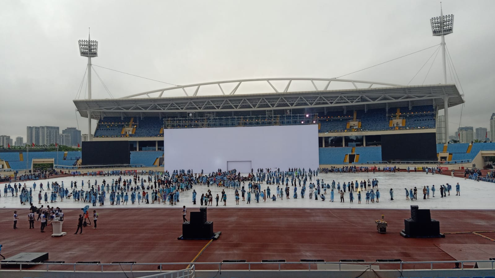 Kesibukan Stadion My Dinh Hanoi Jelang Opening Ceremony SEA Games 2021