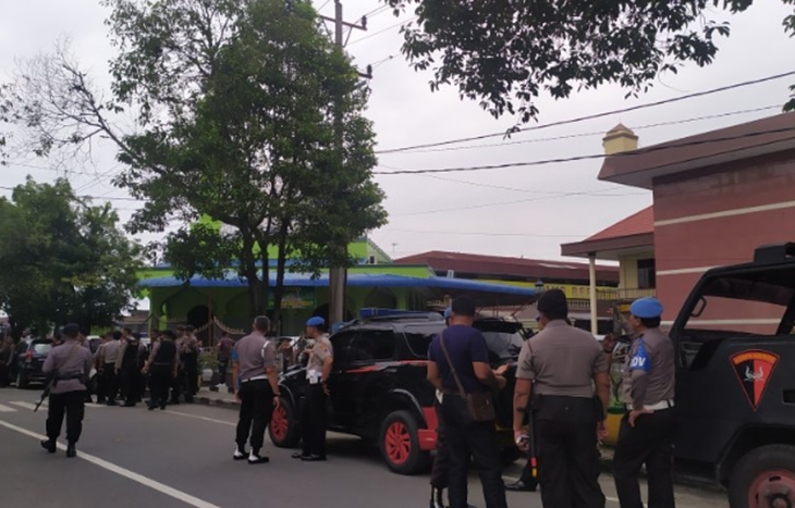 Pascaledakan, petugas Kepolisian melakukan penjagaan ketat di depan Mako Polrestabes Medan. (ANTARA/Nur Aprilliana Br Sitorus)
