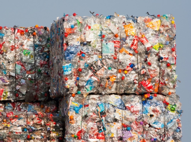 Hingga saat ini sampah plastik masih menjadi kendala di dunia. (Foto: 123RF/jvdwolf)
