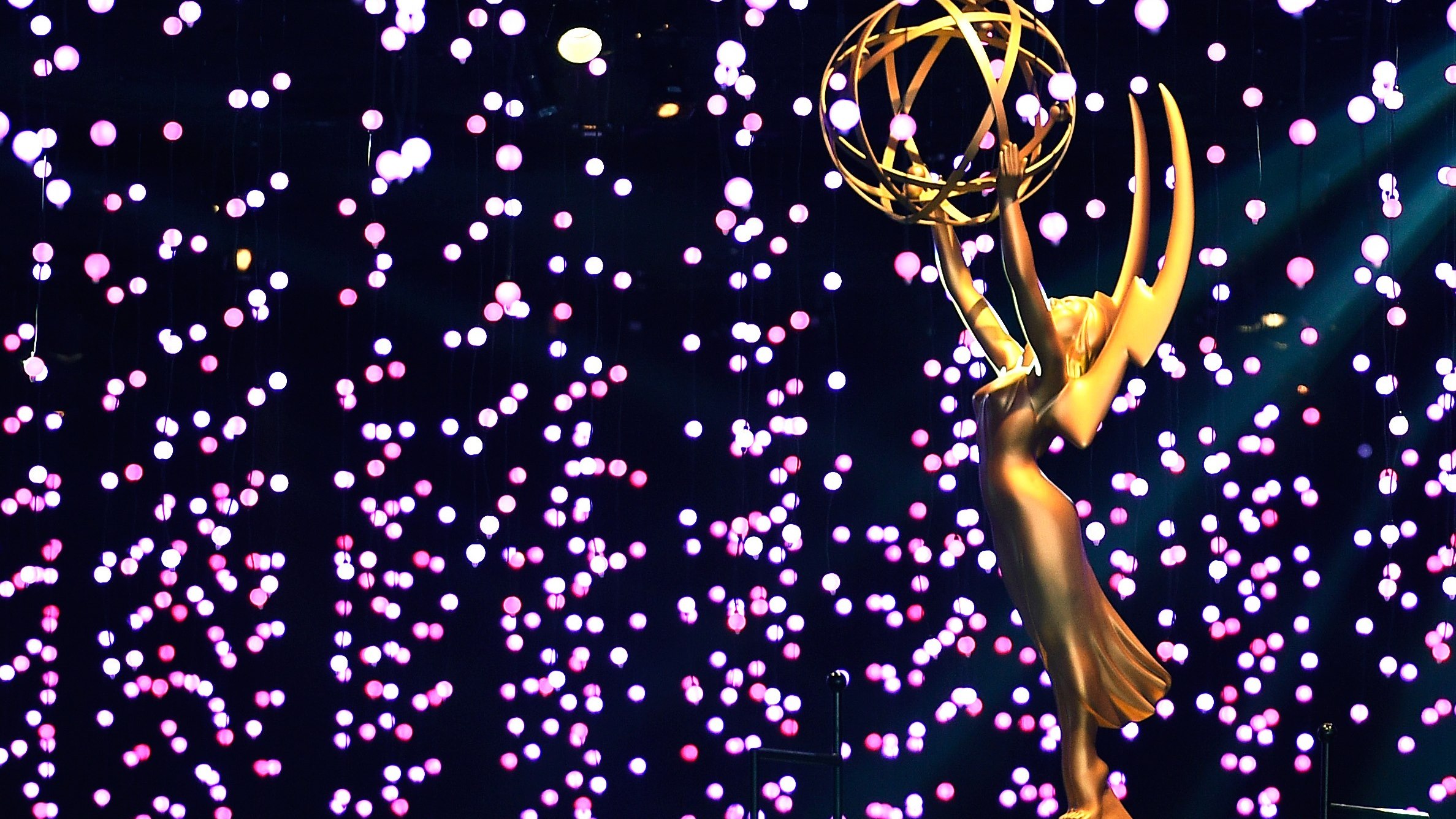 Dari Aksi Strip Tease hingga Lamaran, ini 5 Momen Mengejutkan Emmy Award 2018