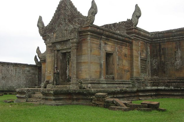 Candi Preah Vihear (Sumber: Listverse)