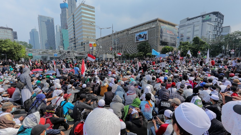 Ribuan massa Aksi 22 Mei memadati jalan MH. Thamrin di depan kantor Badan Pengawas Pemilu (BAWASLU), Jakarta, Kamis, (22/5/2019). Massa Aksi 22 Mei menuntut BAWASLU mengungkap dugaan kecurangan pada Pemilihan Presiden 2019 setelah Komisi Pemilihan Umum (KPU) RI menetapkan rekapitulasi hasil penghitungan suara tingkat nasional Pemilu 2019. Hasilnya pasangan nomor urut 01 Joko Widodo atau Jokowi - Ma'ruf Amin unggul 55,50 persen. Merahputih.com / Rizki Fitrianto