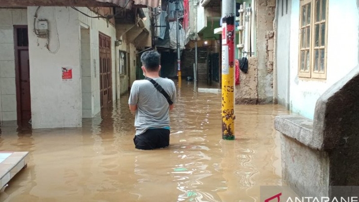 Warga Kebon Pala, Kampung Melayu, Jakarta Timur, melintas di RT11 RW05 yang terendam banjir, Selasa (22/9/2020). (ANTARA/Andi Firdaus)