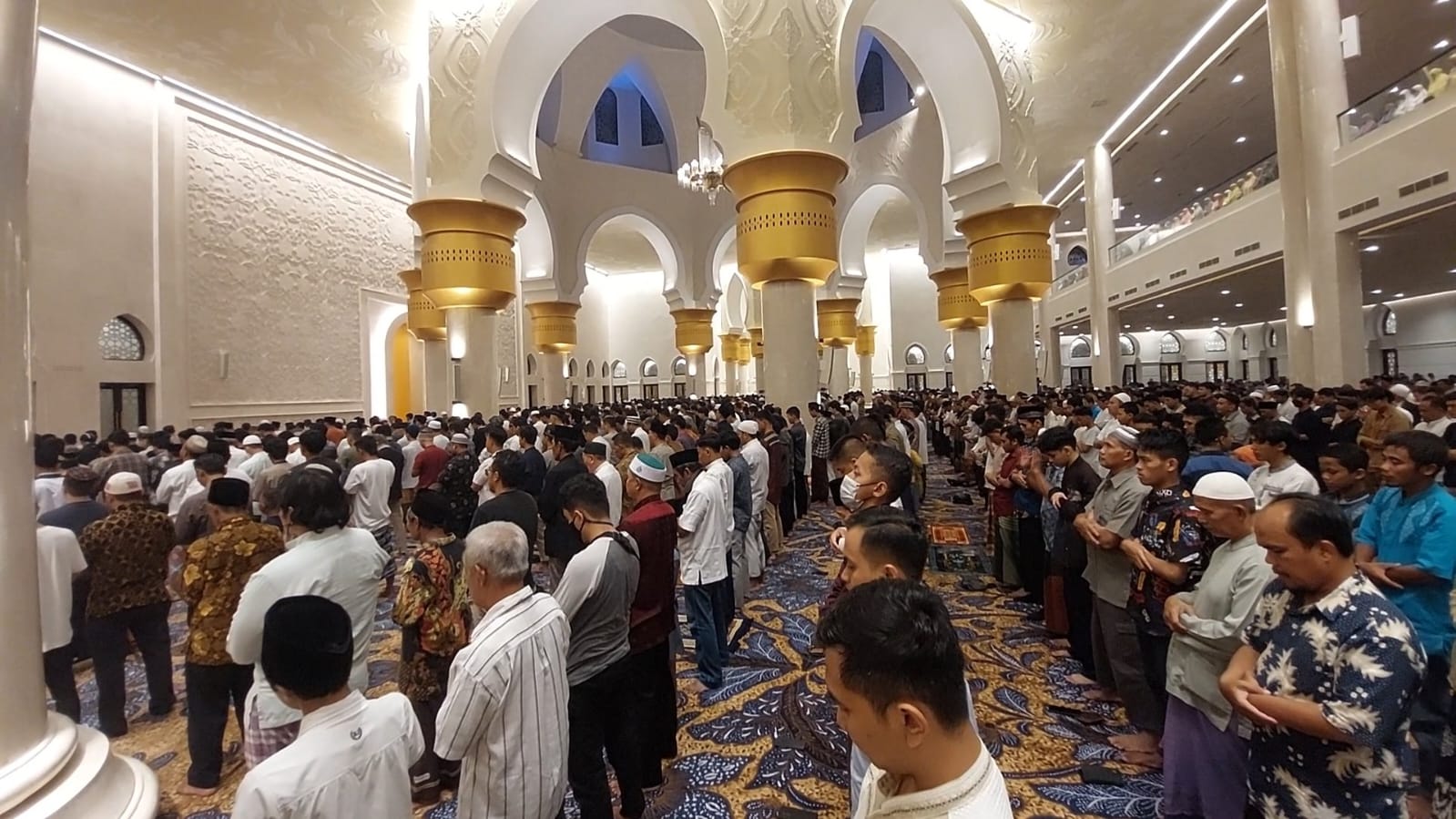 Ribuan Orang Ikuti Tarawih Perdana di Masjid Zayed, 7 Imam Didatangkan dari UEA