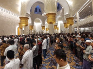 Ribuan Orang Ikuti Tarawih Perdana di Masjid Zayed, 7 Imam Didatangkan dari UEA