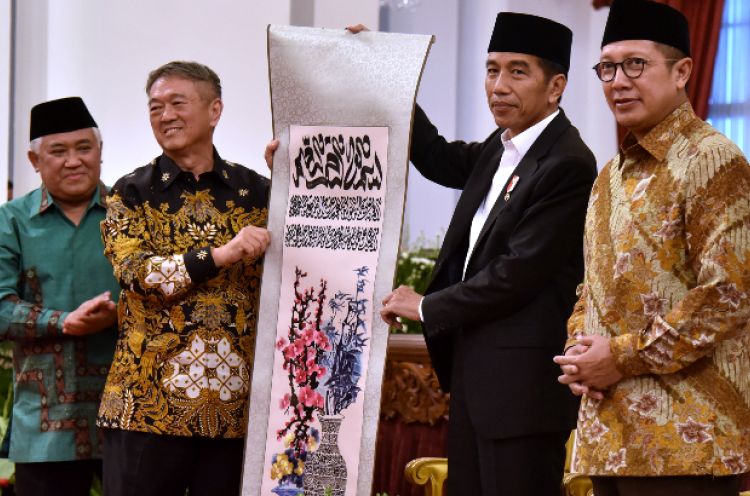 Presiden Jokowi Terima Musaf Al-Quran dari Tokoh Konghucu
