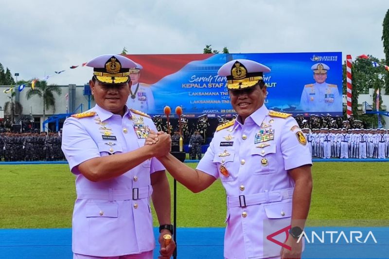 Yudo Margono Serahkan Tongkat Komando KSAL ke Muhammad Ali