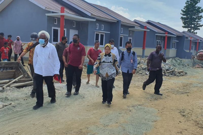Menteri Sosial Tri Rismaharini meninjau rumah sehat bagi 76 kepala keluarga (KK) di Kabupaten Jayapura, Papua, Selasa (30/8/2022). ANTARA/HO-Kemensos