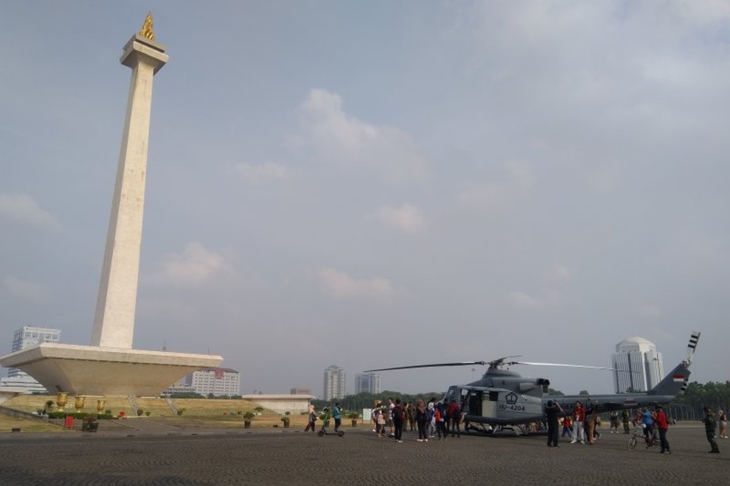 Sebuah helikopter milik TNI AL mendarat di depan Monumen Nasional (Monas), Sabtu, (19/10/2019) (ANTARA/Laily Rahmawaty)
