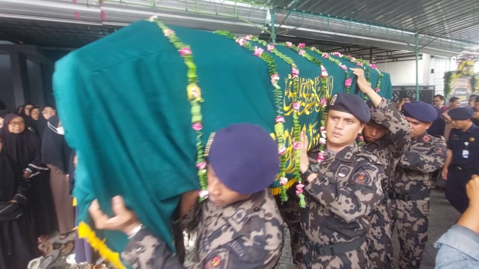 Keluarga di Karanganyar Terima Jenazah FOO Hariadi Korban Pesawat Jatuh di Sulsel