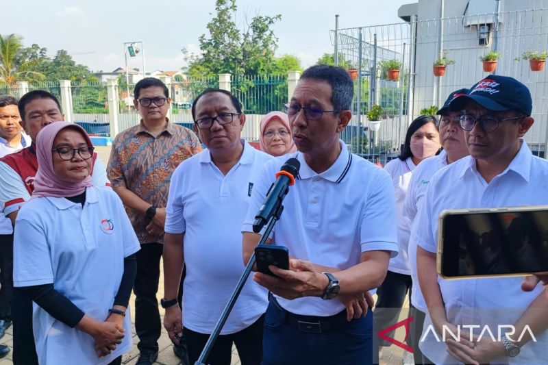 Pj Gubernur DKI Jakarta, Heru Budi Hartono, usai meninjau Stasiun Pemantau Kualitas Udara (SPKU) di GOR Ciracas, Jakarta Timur, Jumat (26/1)