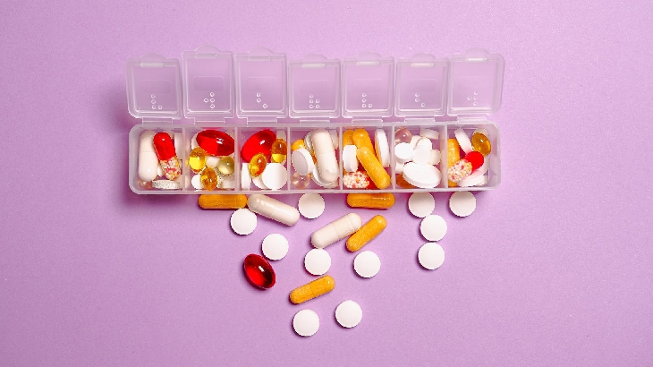 Rutin mengkonsumsi suplemen. (Foto: pexels/Anna Shvets)