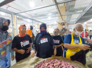 Puan Bagikan Buku dan Kaos Bergambar Dirinya di Pasar Legi Solo