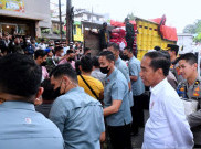 Presiden Jokowi Bagikan Sembako hingga Parsel untuk Warga Bogor