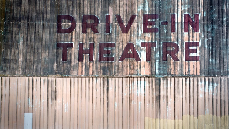 Bioskop Drive-in, The New Normal Nonton Film ala Jerman