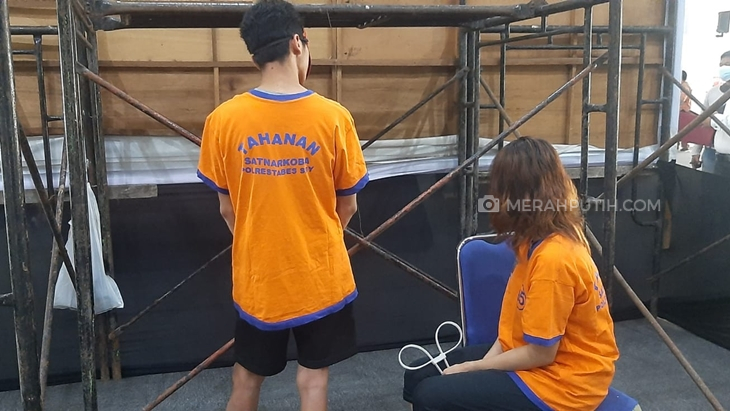 Tersangka pembuang janin 5 bulan NB (25) dengan rekannya sebagai pemasok obat penggugur NH (29) saat diperiksa pihak Mapolresta Surabaya. (Foto: MP/Andika Eldon)