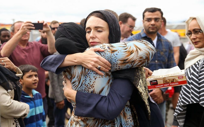PM Jacinda Ardern memeluk keluarga korban