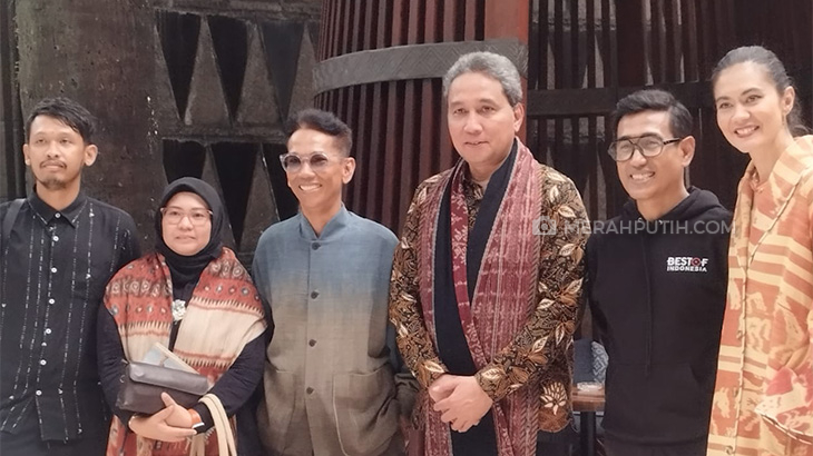 Bersama Kemendikbud dan Best of Indonesia, Edward Hutabarat Kibarkan ‘Selimut Nusantara’ di Louvre, Prancis