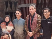 Bersama Kemendikbud dan Best of Indonesia, Edward Hutabarat Kibarkan ‘Selimut Nusantara’ di Louvre, Prancis