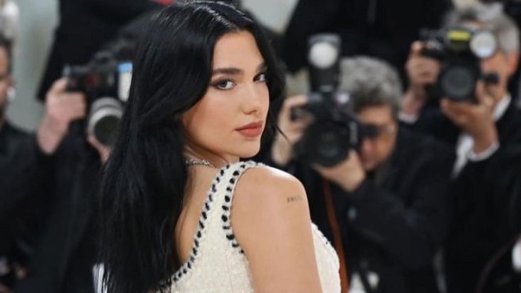 Dua Lipa Goda Penggemar dengan Lagu untuk Soundtrack 'Barbie'
