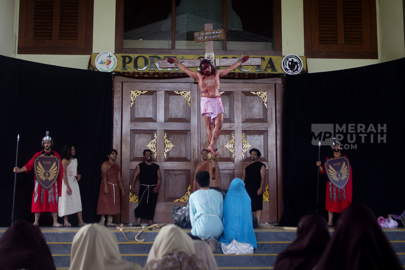 Visualisasi Jalan Salib di Gereja Katolik Santo Matius Penginjil Tangerang Selatan