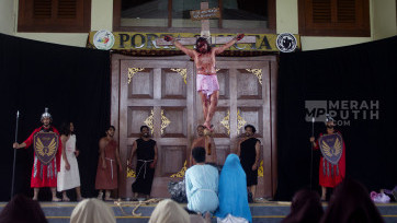 Visualisasi Jalan Salib di Gereja Katolik Santo Matius Penginjil Tangerang Selatan