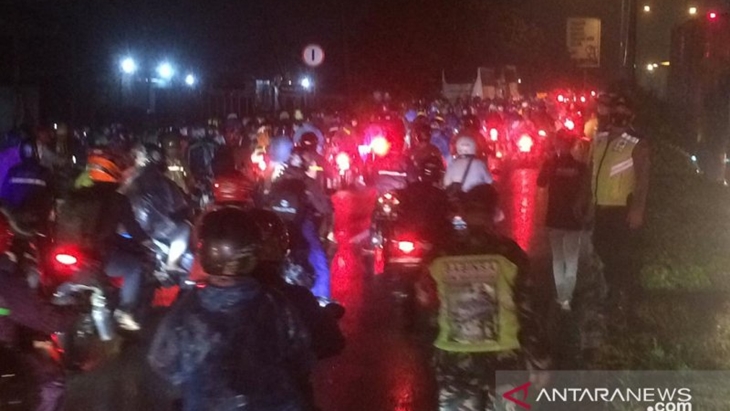 Suasana di pos Penyekatan Tanjungpura Karawang (ANTARA/Ali Khumaini)