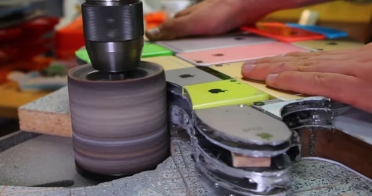 Memiliki tingkat ketebalan sebanyak empat iPhone. (Foto: Youtube/Art Mayer)