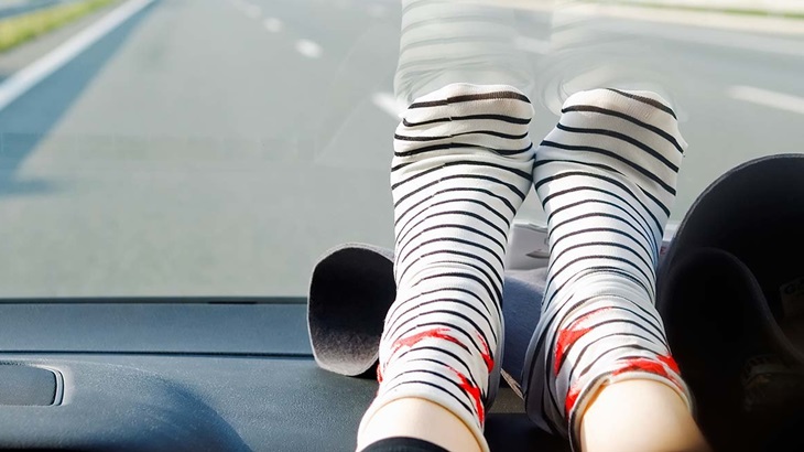 Jangan Pernah Meletakan Kaki di Dashboard Mobil