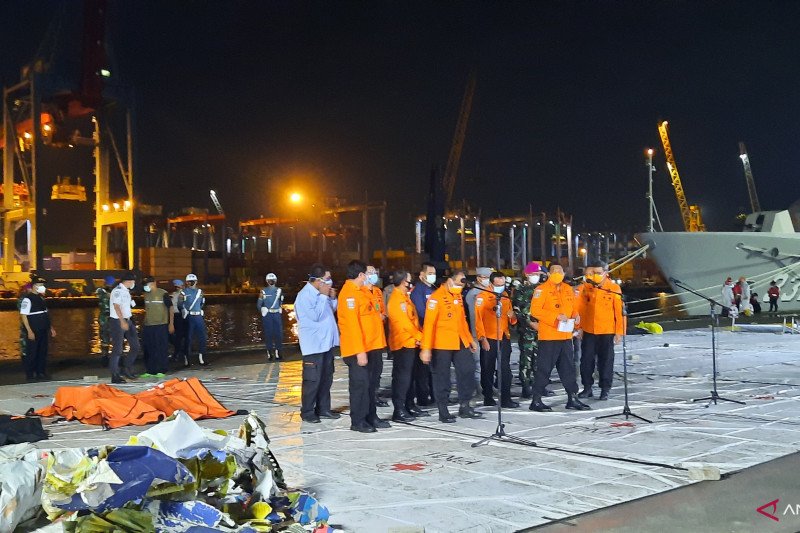 Kepala Basarnas Marsekal Madya Bagus Puruhito (tengah) memberikan keterangan pers informasi terkini perkembangan operasi SAR Sriwijaya Air SJ-182 di Posko SAR Terpadu di Jakarta Intenational Container Terminal (JICT) 2, Tanjung Priok, Jakarta Utara, Kamis (14/1/2021). (ANTARA/Laily Rahmawaty)