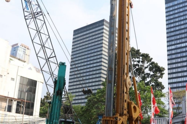 Pembangunan Simpang Temu atau "Transport Hub" yang mulai memasuki konstruksi pada Oktober 2021 dan ditargetkan rampung pada April 2023 di kawasan Dukuh Atas, Menteng, Jakarta Pusat, Rabu (13/10/2021). (ANTARA/HO-Humas Pemprov DKI Jakarta)