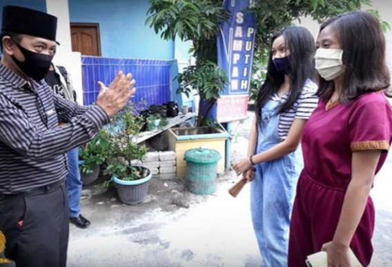 Cawali Bagyo Wahyono kampanye door to door di Kelurahan Karangasem, Kecamatan Laweyan, Solo, Jawa Tengah, Rabu (7/10). (MP/Ismail)