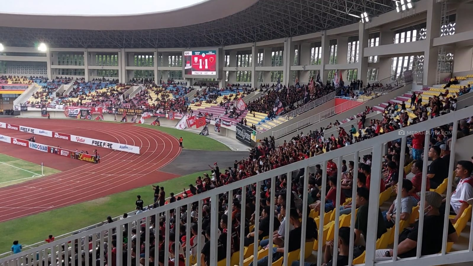 FIFA Minta Pagar Pembatas Tribun Stadion Manahan Dicopot