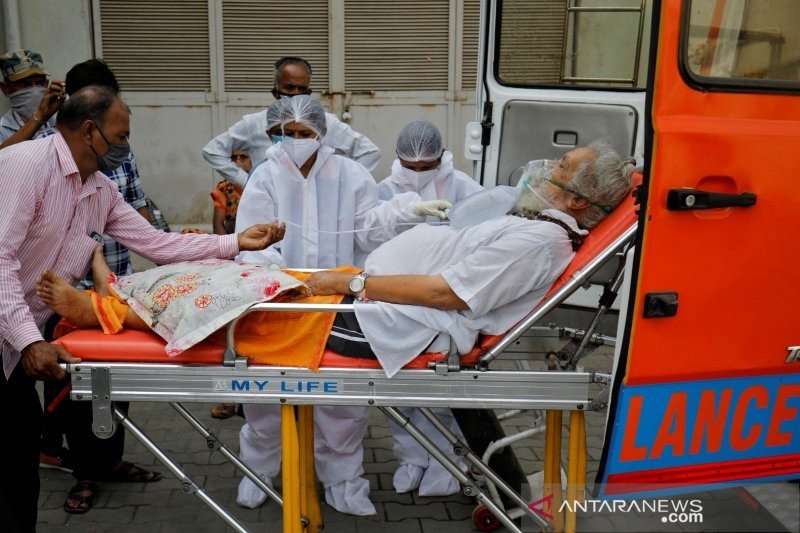 Seorang pasien memakai masker oksigen saat dibawa ke rumah sakit COVID-19 untuk dirawat, di tengah penyebaran penyakit virus korona (COVID-19), di Ahmedabad, India, Senin (26/4/2021). (REUTERS/Amit Dave/hp/cfo.)
