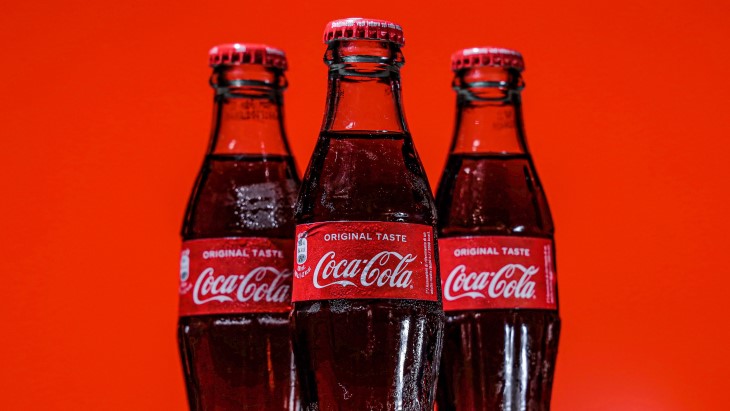 Karya Andy Warhol hingga van Gogh dalam Kampanye Coca-Cola