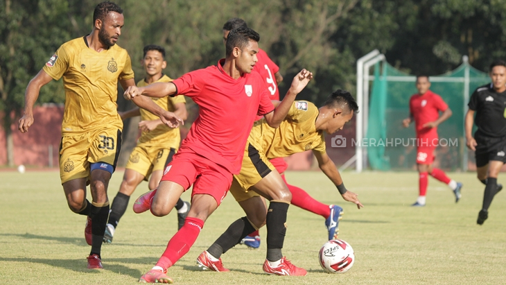 Laga uji coba Persis Solo vs Bhayangkara Solo FC di Stadion Universitas Sebelas Maret (UNS) Surakarta, Jawa Tengah, Sabtu (5/6) sore. (MP/Ismail)