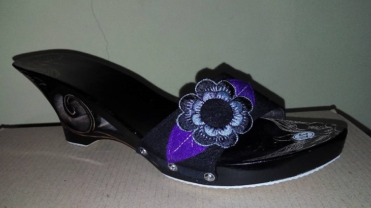 Kelom Geulis, Sandal Kayu dari Tasikmalaya yang Mendunia